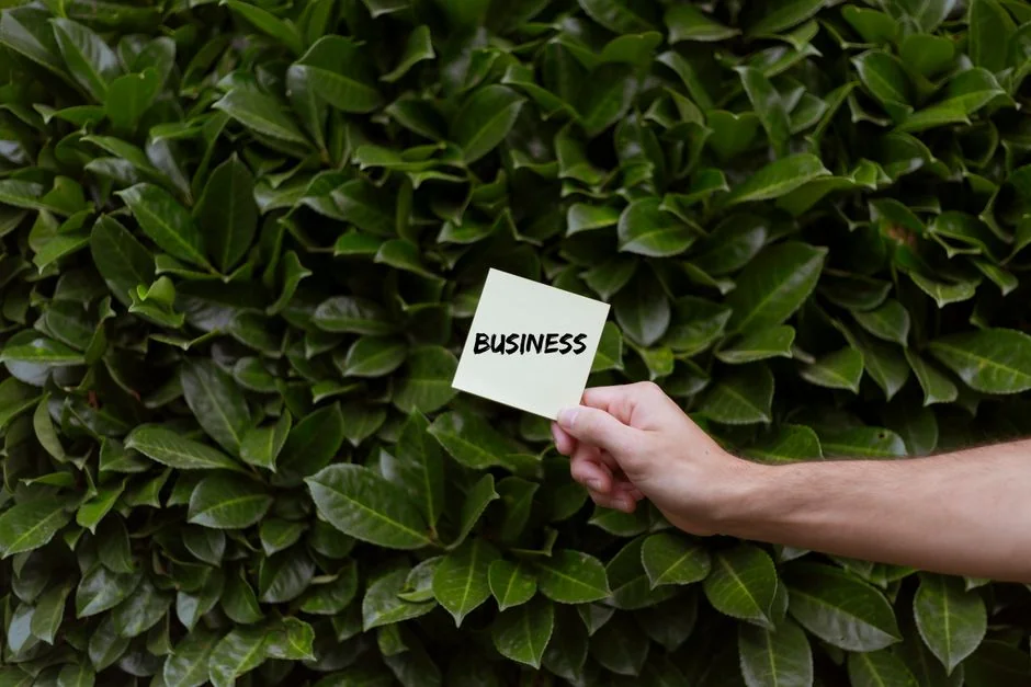 Gros plan sur un document de stratégie marketing posé sur un bureau, idéal pour du contenu business.