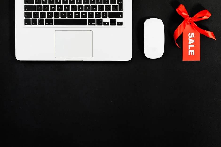 Vue rapprochée d'enveloppes brunes avec le texte Social Media Marketing, idéale pour les thèmes de startup.